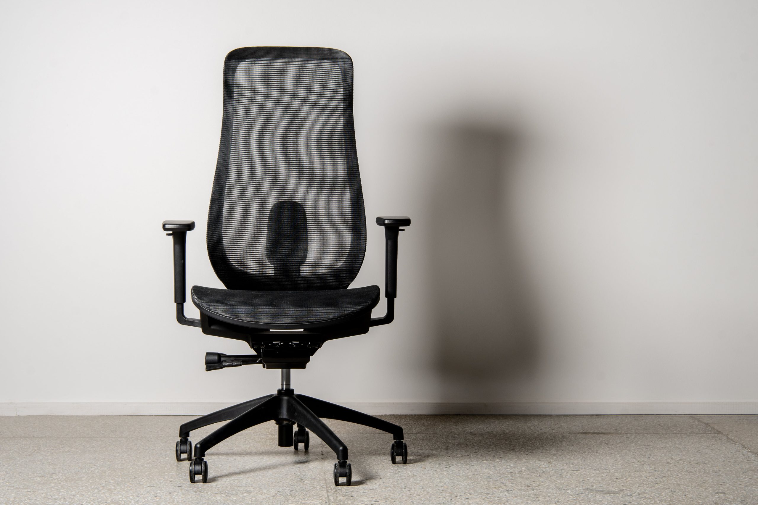 conturio-ergonomic-office-chairs-cobalt-image-front