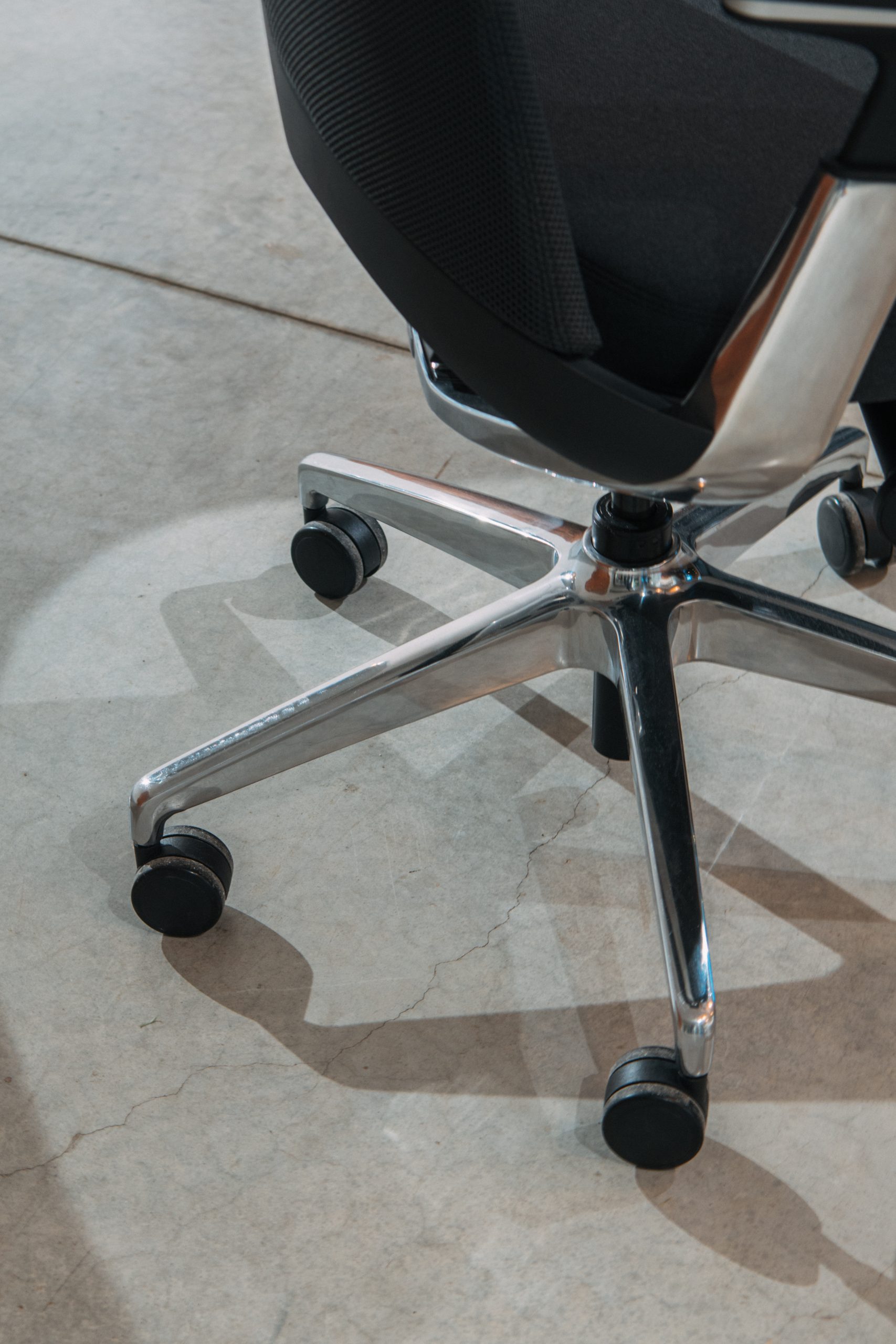 ergonomic-office-chair-aluminum-mobile-base
